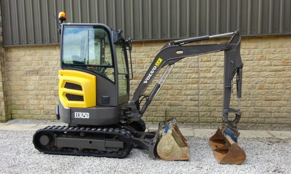 2017 Volvo ECR25D Digger