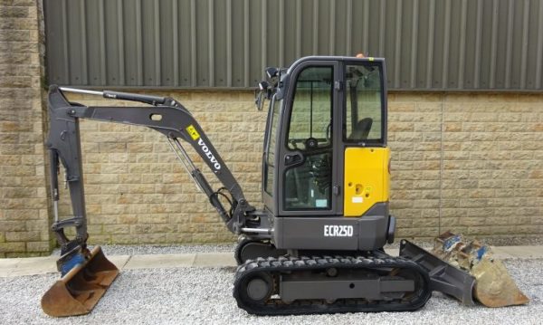 2017 Volvo ECR25D Digger - Image 2