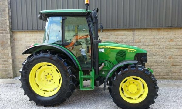 2009 John Deere 5090R - Image 3