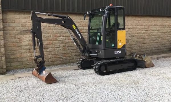 2017 Volvo ECR25D Digger - Image 3
